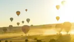 Balon udara panas lepas landas saat akan terbang di atas Nevsehir di wilayah Cappadocia, Turki (5/9). Cappadocia adalah tempat yang unik yang tujuan utama wisatawan yang datang ke Turki. (AFP Photo/Yasin Akgul)