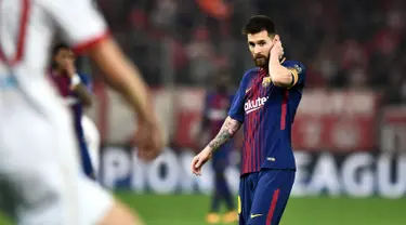 Pemain Barcelona, Lionel Messi bereaksi usai laga babak penyisihan Grup D Liga Champions melawan Olympiakos di Georgios Karaiskáki, Rabu (1/11). Meski tampil dominan, El Barca harus mengakhiri laga dengan hasil imbang tanpa gol. (ARIS MESSINIS / AFP)