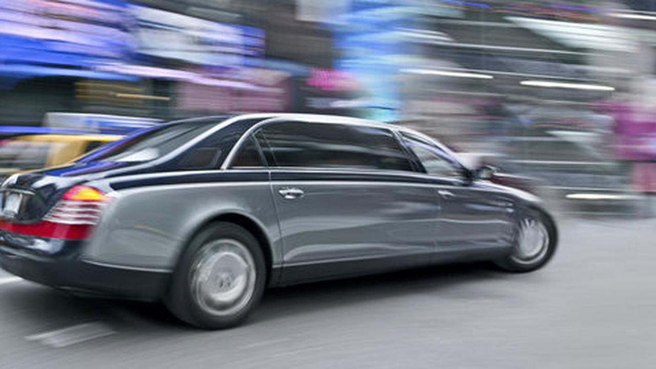 Tak berdokumen, Porche dan Jeep Cherokee asal Malaysia disita