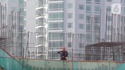 Pekerja menyelesaikan proyek pembangunan Light Rail Transit (LRT) Jabodebek di ruas Jalan Rasuna Said, Jakarta, Jumat (7/8/2020). Mundurnya penyelesaian proyek LRT Jabodebek dipengaruhi oleh pandemi COVID-19 dan molornya pembebasan lahan untuk depo. (Liputan6.com/Fery Pradolo)