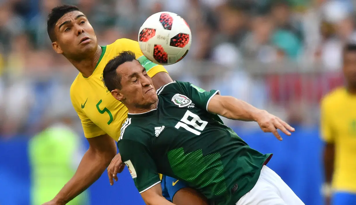 Andres Guardado. Gelandang Meksiko berusia 36 tahun yang saat ini masih aktif bermain bersama Real Betis di musim ketujuhnya tercatat telah mengoleksi 177 caps bersama Timnas Meksiko. Di ajang Piala Dunia ia telah tampil dalam 4 edisi mulai 2006 hingga 2018 dan total tampil dalam 12 laga dengan torehan 1 gol dan 1 assist. Dari keempat edisi tersebut, Meksiko selalu tersisih di babak 16 besar. Dengan memegang ban kapten, peluangnya sangat besar untuk masuk skuad Timnas Meksiko pada Piala Dunia 2022 Qatar. (AFP/Fabrice Coffrini)