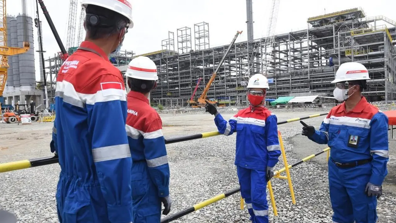 Direktur Utama Pertamina Nicke Widyawati saat meninjau langsung proyek RDMP Balikpapan, Sabtu 8 Januari 2022. (Dok Pertamina)