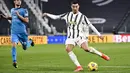 Penyerang Juventus, Cristiano Ronaldo menembak bola saat mencetak gol ke gawang Spezia pada pertandingan lanjutan Liga Serie A Italia di Stadion Allianz, Turin, Italia, Rabu (3/3/2021). Juventus menang telak atas Spezia dengan skor 3-0. (Marco Alpozzi / LaPresse via AP)