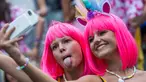 Dua fans wanita berselfie saat menyaksikan hari pertama turnamen rugby sevens Hong Kong, China (6/4). Para wanita ini hadir mengenakan pakaian dan atribut unik demi mendukung tim kesayangannya. (AFP Photo/Isaac Lawrence)
