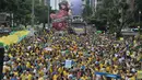 Ribuan warga menggelar unjuk rasa menuntut pengunduran diri Presiden Dilma Rousseff di Sao Paulo, Brasil, Minggu (13/3). Para pengunjuk rasa menuduh Rousseff tidak mampu mengelola ekonomi dan terlibat dalam skandal korupsi besar. (NELSON Almeida/AFP)
