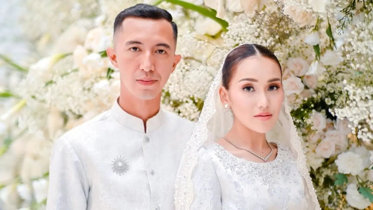 8 Potret Detail Penampilan Ayu Ting Ting saat Lamaran, Memesona
