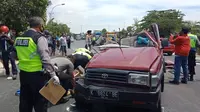 Kecelakaan maut terjadi di jalan Pantura Tuban-Semarang KM 12-13 tepatnya di Dusun Bogang, Desa Beji, Kecamatan Jenu, Kabupaten Tuban, Senin siang (7/9/2020). (Liputan6.com/ Ahmad Adirin)
