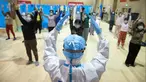 Petugas medis Yi Qin menjadi instruktur kebugaran fisik tradisional China untuk pasien COVID-19 di rumah sakit sementara di Distrik Jiangxia, Wuhan, Hubei, China (25/2/2020). Gelombang pertama sebanyak 23 pasien diizinkan pulang setelah menggunakan pengobatan tradisional China. (Xinhua/Shen Bohan)