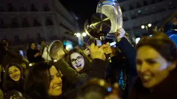 Demonstran membawa panci dan wajan saat melakukan mogok kerja dengan menggelar protes untuk memperingati Hari Perempuan Internasional di Pamplona, Spanyol, Kamis (8/3). Mereka memprotes kekerasan laki-laki terhadap perempuan (AP/Alvaro Barrientos)