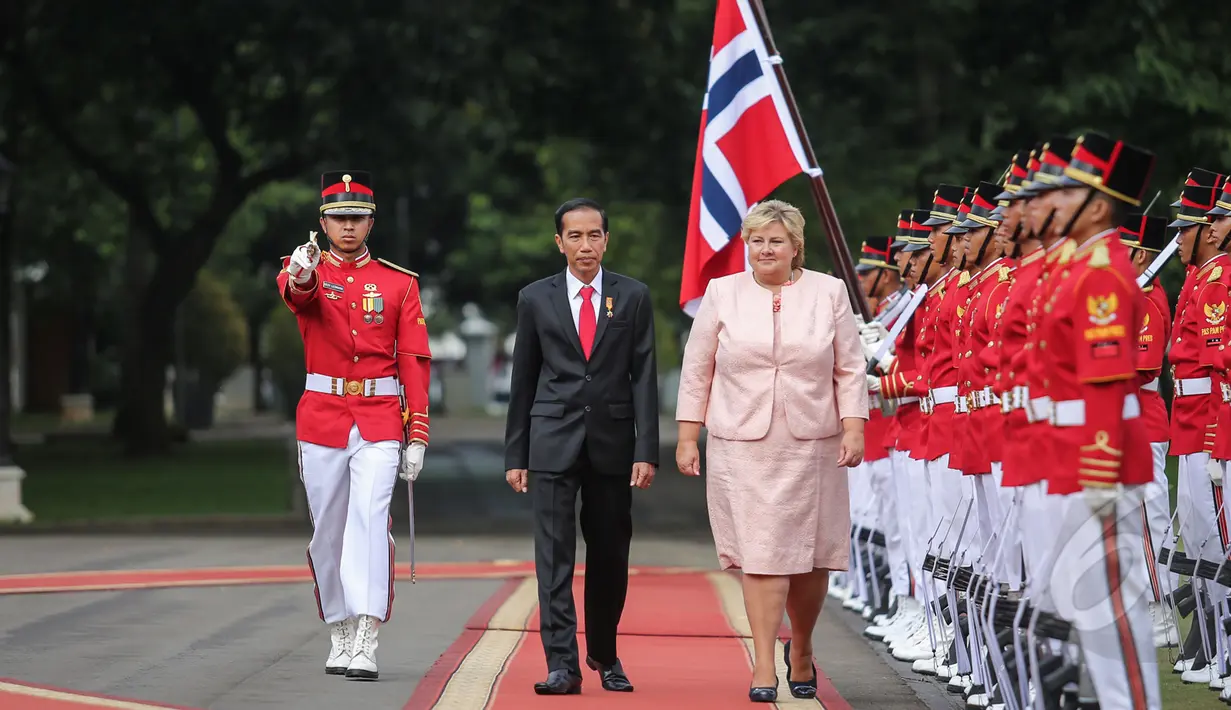 Presiden Joko Widodo bersama Perdana Menteri (PM) Norwegia, Erna Solberg melakukan inspeksi pasukan di Istana Negara, Jakarta, Selasa (14/4/215). Kunjungan PM Norwegia Erna Solberg dalam rangka mempererat hubungan bilateral. (Liputan6.com/Faizal Fanani)