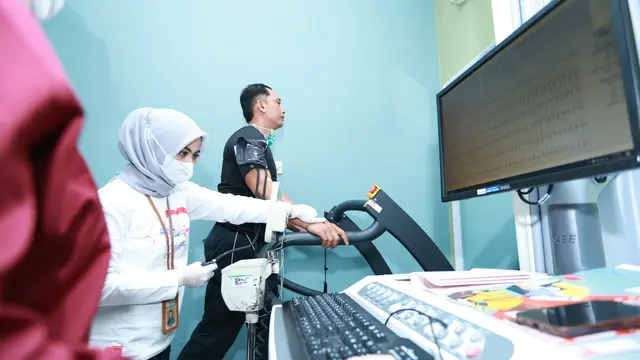Proses pemerikaan kesehatan tim penyelam sebelum melakukan pencarian korban tenggelamnya KMP Tunu Pratama Jaya di Selat Bali (Istimewa)