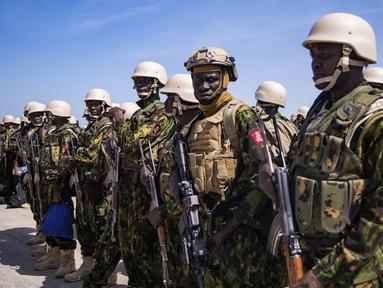 Polisi dari Kenya berdiri di landasan Bandara Internasional Toussaint Louverture setelah mendarat di Port-au-Prince, Haiti, Selasa (25/6/2024). (AP Photo/Marckinson Pierre)