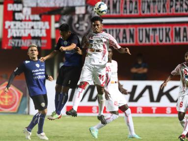 Pemain Arema Cronus, Samsul Arif, duel udara dengan pemain Persipura, Imanuel Wanggai pada babak 8 besar Piala Jenderal Sudirman di Stadion Maguwoharjo, Sleman, Minggu (13/12/2015). Arema menang 1-0. (Bola.com/Nick Hanoatubun)