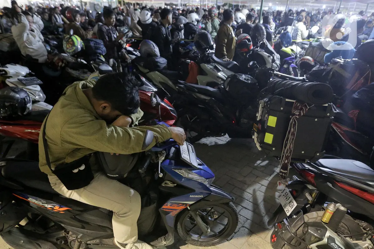 Pemudik Sepeda Motor Padati Pelabuhan Ciwandan