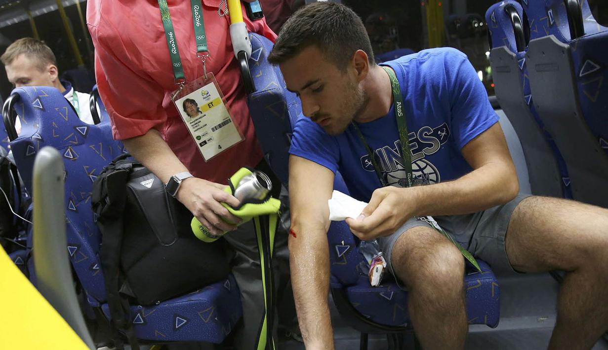 Bus pengangkut wartawan Olimpiade 2016 Rio de Janeiro tersebut baru saja kembali dari venue basket wanita di daerah Deodoro saat insiden terjadi. (Reuters/Shannon Stapleton)