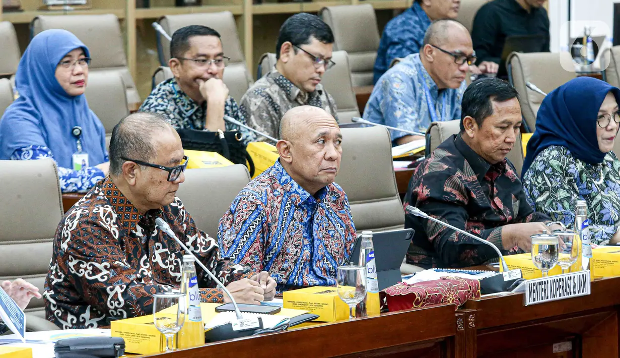 Menteri Koperasi dan UMKM Teten Masduki mengikuti rapat kerja bersama Komisi VI DPR di Kompleks Parlemen, Senayan, Jakarta, Kamis (23/11/2023). (Liputan6.com/Faizal Fanani)