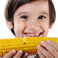 Kamu yang suka makan jagung, tak peduli berapapun naiknya harga jagung, demi kesehatan kamu harus tetap mengonsumsi jagung. 
