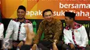 Cagub DKI Jakarta, Basuki Tjahaja Purnama (tengah) saat menghadiri peringatan Maulid Nabi Muhammad SAW 1438H di Jakarta, Minggu (15/1). Acara digelar secara terbuka dihadiri ratusan anggota Relawan Nusantara. (Liputan6.com/Helmi Fithriansyah)
