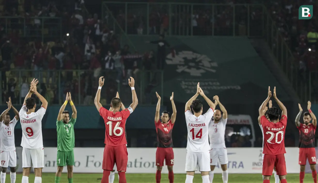 Pemain Indonesia dan Palestina melakukan viking clap pada laga Asian Games di Stadion Patriot, Jawa Barat, Rabu (15/8/2018). Indonesia takluk 1-2 dari Palestina. (Bola.com/Vitalis Yogi Trisna)