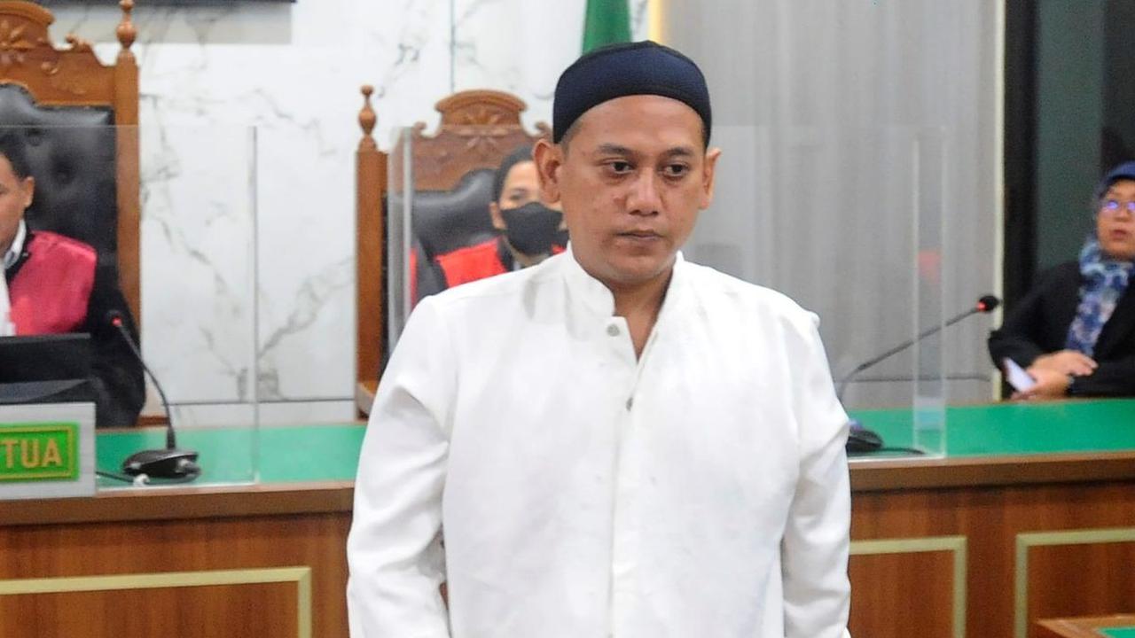 Rizky Noviyandi Achmad yang merupakan terdakwa kasus pembunuhan anak kandungnya dan juga penganiayaan terhadap istrinya menjalani sidang di Pengadilan Negeri Depok, Jawa Barat, Senin (17/07/2023).