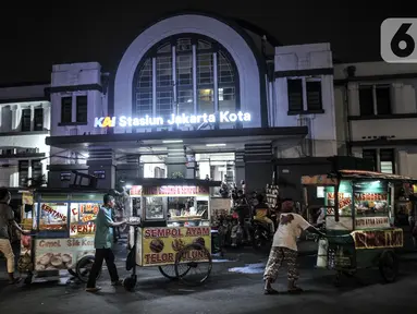 Pedagang berhamburan saat petugas Satpol PP melakukan penertiban di kawasan Kota Tua, Jakarta, Kamis (31/12/2020). Penertiban tersebut dilakukan guna mencegah kerumunan seiring larangan bagi warga merayakan malam Tahun Baru di Kota Tua di tengah pandemi COVID-19. (merdeka.com/Iqbal S. Nugroho)