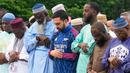 Gaya unik ditampilkan Wali Kota New York, Zohran Mamdani saat mengikuti salat Idul Adha pada Rabu (27/05/2026) waktu setempat. (AP Photo/Richard Drew)