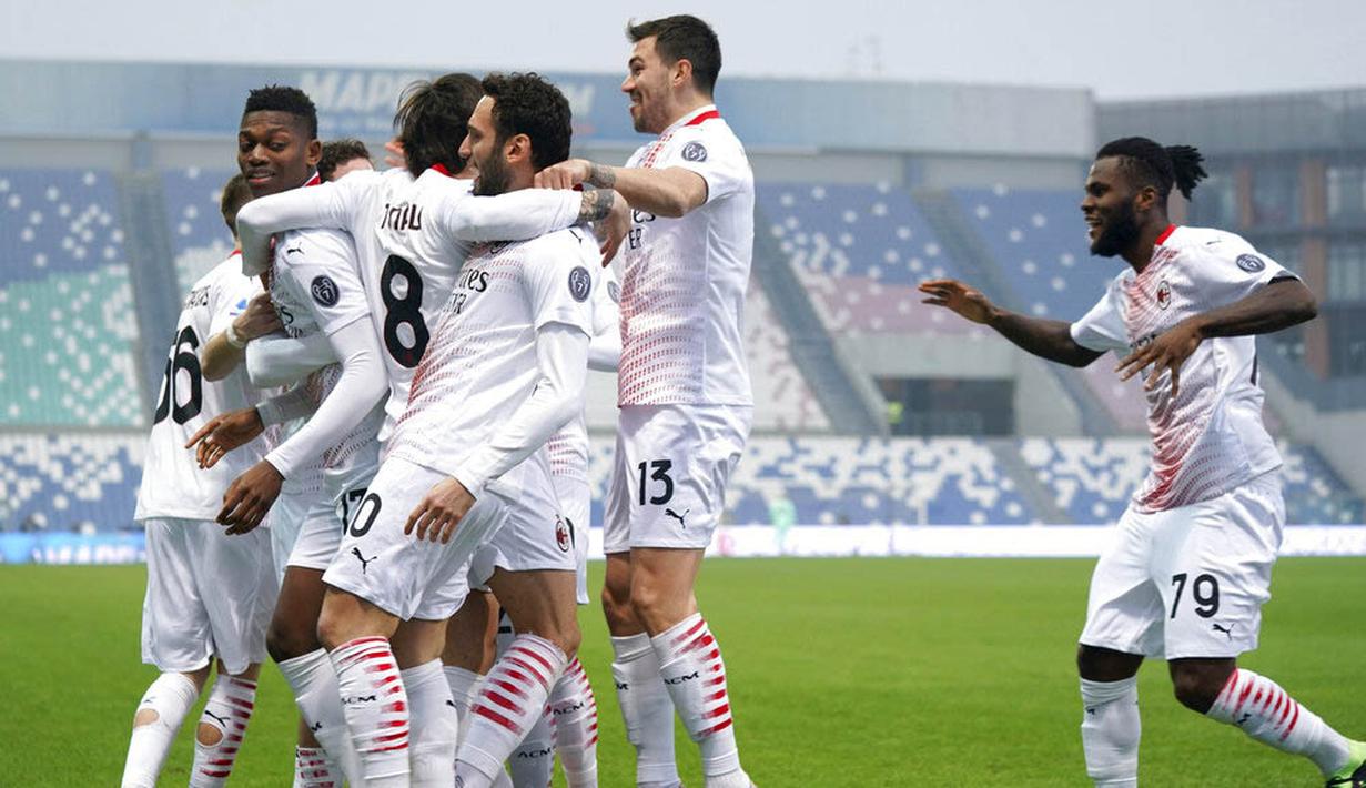 Para pemain AC Milan merayakan gol yang dicetak oleh Rafael Leao ke gawang Sassuolo pada laga Liga Italia di Stadion Mapei, Minggu (20/12/2020). AC Milan menang dengan skor 2-1. (Spada/LaPresse via AP)