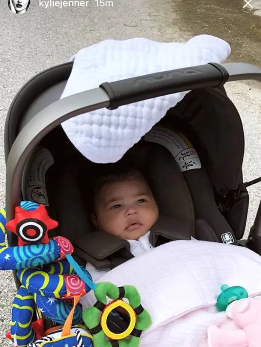 Bahkan ia pun berbagi foto Stormi saat berjalan-jalan. (instagram/kyliejenner)