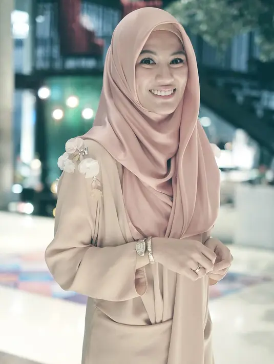 Sejak resmi dipersunting pesinetron Dude Harlino, Alyssa memutuskan untuk menutup aurat seperti diwajibkan oleh kaum muslimah. Ibu dua anak itu juga terus memperdalam agamanya. (Instagram/ichasoebandono)