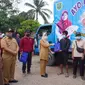 Bupati Berau Sri Juniarsih membagikan ikan kepada masyarakat terpencil dalam peringatan Hari Ikan Nasional. (foto: Zuhrie)