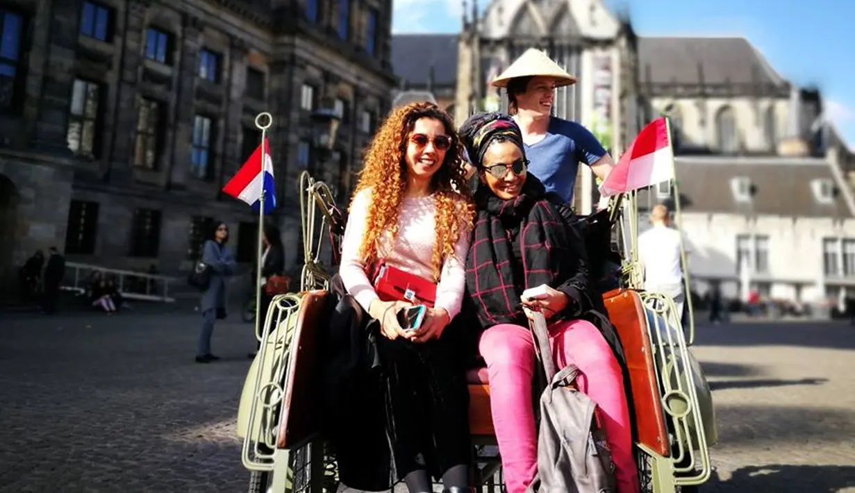 Selama tur sembari mengayuh becaknya, pria yang berprofesi sebagai pegawai negeri sipil di Belanda itu menceritakan kisah menarik tentang perluasan kota dan asal mula Kerajaan Belanda. (facebook.com/becakamsterdam)