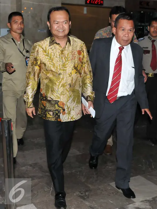 Mantan Sekjen Partai Nasdem, Patrice Rio Capella keluar dari Gedung KPK usai menjalani pemeriksaan, Jakarta, Jumat (16/10/2015). Patrice diperiksa selama 12 jam dan memilih bungkam kepada wartawan. (Liputan6.com/Helmi Afandi)