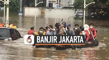 Kawasan elit Kemang Jakarta Selatan tak terhindar dari terjangan banjir. Sabut (20/2) siang sejumlah warga korban banjir mulai dievakuasi dengan perahu karet.