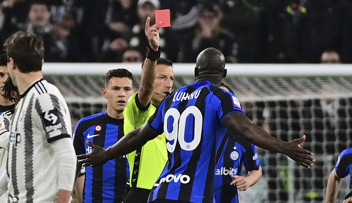 Striker Inter Milan, Romelu Lukaku menerima kartu merah dari wasit Davide Massa setelah terlibat pertikaian dengan gelandang Juventus, Juan Cuadrado pada laga leg pertama semifinal Coppa Italia 2022/2023 di Allianz Stadium, Turin, Rabu (5/4/2023) dini hari WIB. (LaPresse via AP Photo/Marco Alpozzi)