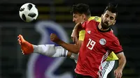Pemain Kolombia, Santiago Arias (kiri) berebut bola dengan pemain Mesir, Abdallah El Saied pada laga uji coba di "Atleti Azzurri d'Italia Stadium”, Bergamo, (1/6/2018). Mesir dan Kolombia bermain imbang 0-0. (AFP/Marco Bertorello)