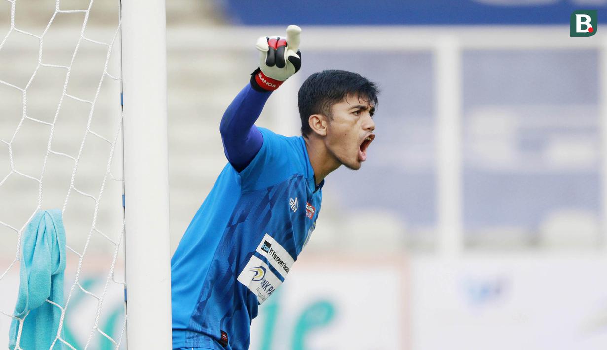 Kiper Persipura Jayapura, Fitrul Dwi Rustapa saat melawan Arema FC dalam laga pekan ke-5 BRI Liga 1 2021/2022 di Stadion Madya, Jakarta, Rabu, (29/9/2021). Persipura kalah 0-1. (Bola.com/ M Iqbal Ichsan)