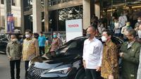 Menteri Koordinator Bidang Perekonomian Airlangga Hartarto menerima sebanyak 143 unit mobil listrik type Lexus UX300 E dari Toyota Astra Motor (TAM).