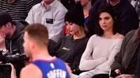 Model cantik AS, Kendall Jenner, dianggap sebagai penyebab rentetan hasil buruk LA Clippers di NBA 2017-2018. (Bola.com/Twitter/NBA World)