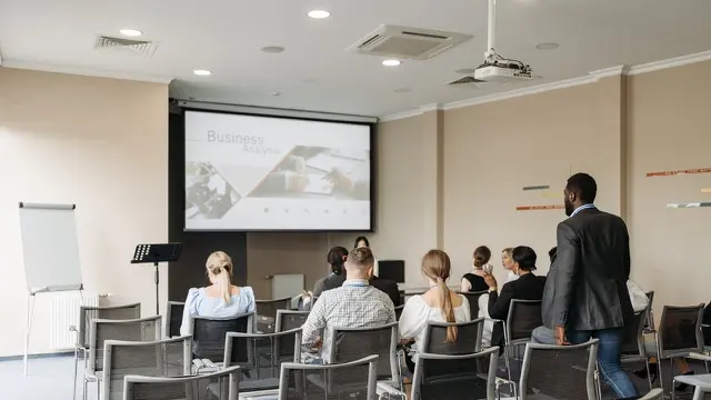 Seminar proposal di ruang kelas (Pexels)