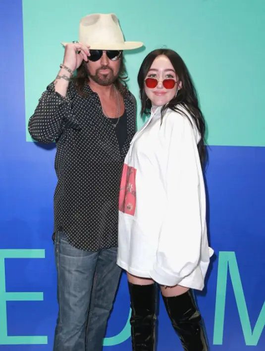 Noah Cyrus bersama ayahnya, Billy Ray Cyrus menghadiri ajang MTV Video Music Awards (VMA) 2017 di California, Minggu (27/8). MTV VMA merupakan salah satu acara penghargaan musik yang paling dinanti selain Grammy Awards. (Rich Fury/GETTY IMAGES/AFP)