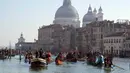 Suasana kemeriahan Karnaval Venesia saat perahu-perahu berlayar dalam parade dayung tradisional. (AP Photo/Luca Bruno)