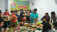 Pengunjung tengah menikmati kuliner tradisional Nasi Jamblang khas Cirebon. Foto (Liputan6.com / Panji Prayitno)