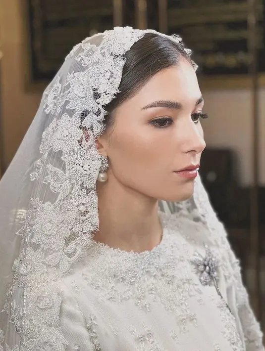 Anisha Rosnah memang memiliki gaya elegan yang sederhana, khas seorang bangsawan. Di acara biasanya, Anisha akan membiarkan rambut panjangnya tergerai. [Foto: Instagram/support.anishaik]