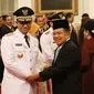 Wakil Presiden Jusuf Kalla memberikan selamat kepada Gubernur DKI Jakarta Anies Baswedan usai pelantikan di Istana Negara, Jakarta, Senin (16/10). (Liputan6.com/Angga Yuniar)