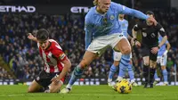 Erling Haaland (kanan) beraksi saat Man City menjamu Brentford dalam lanjutan Liga Inggris 2023/2024 di Etihad Stadium, Rabu (21/2/2024) dini hari WIB. (AP Photo/Rui Vieira)