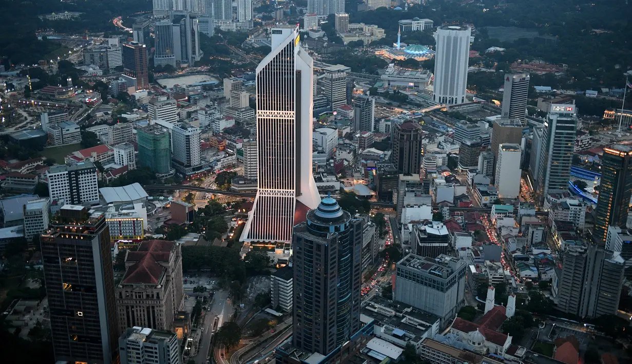Markas Maybank (tengah) terlihat dari KL Tower di Kuala Lumpur (13/10/2020). Malaysia mengumumkan pembatasan baru di sekitar ibu kota dan negara bagian Sabah yang paling parah terkena dampaknya. (AFP/Mohd Rasfan)