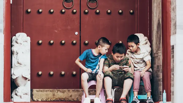 Pola asuh anak era digital