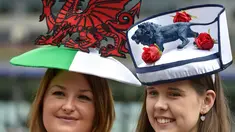 Wanita penggemar balap kuda menggunakan topi yang unik di Ascot Racecourse, Inggris , (16/6).  Pacuan kuda ini merupakan salah satu pacuan terkemuka dan terbesar di Inggris. (Reuters / Toby Melville)