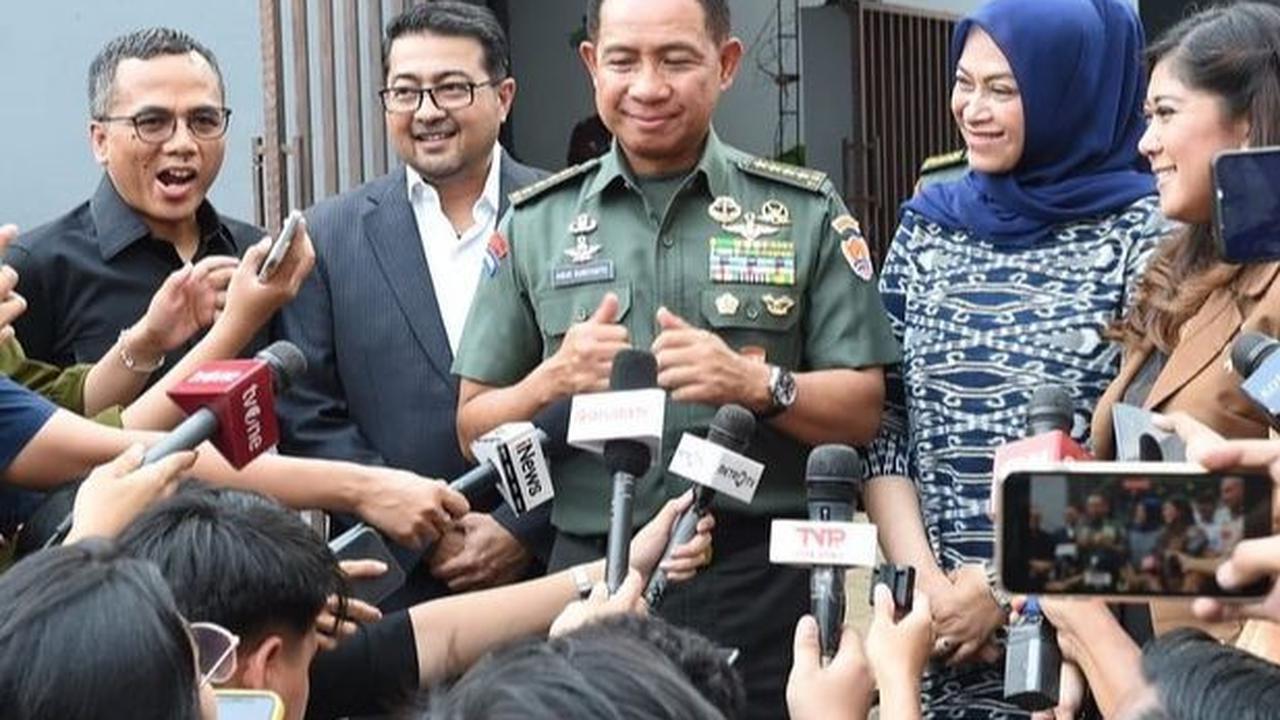 Setelah melakukan Fit and Proper Test, Agus bertolak ke kediamannya. Rupanya, di sana sudah ada tamu-tamu istimewa yang berkunjung untuk memberikan dukungan. <br>