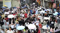 Kerumunan besar turis yang sebagian besar berasal dari Tiongkok berjalan melewati pusat bersejarah Makau selama liburan Golden Week pada 3 Oktober 2023. (Peter PARKS/AFP)
